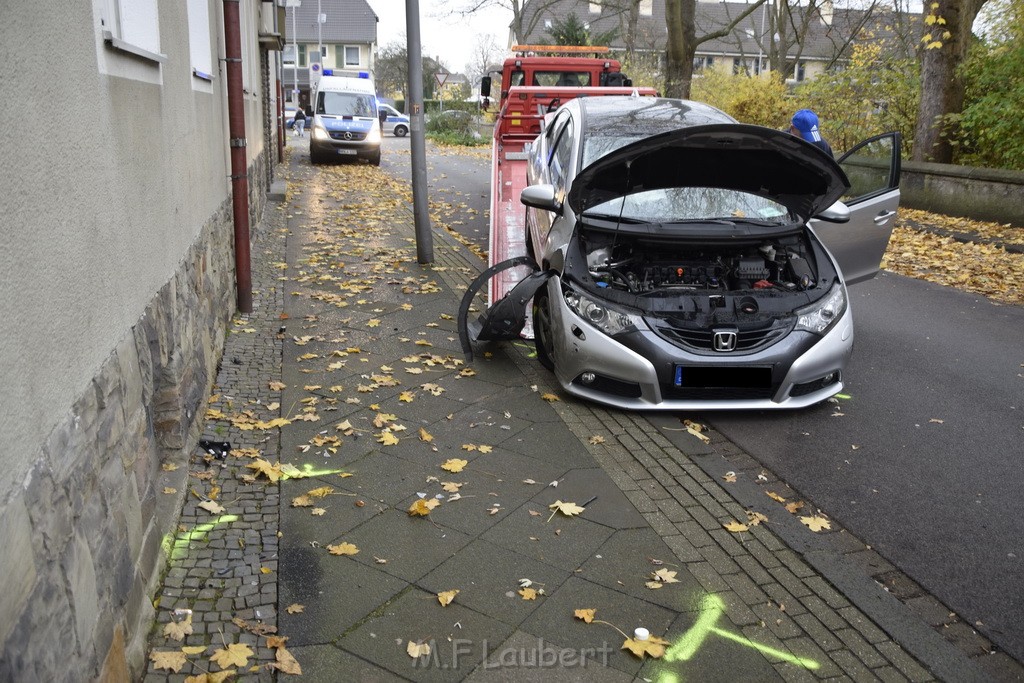 VU PKW gegen Hauswand Leverkusen Wiesdorf Kaiserstr P20.JPG - Miklos Laubert